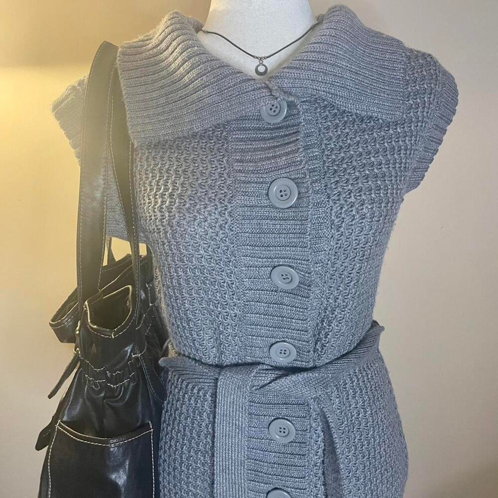 Sleeveless gray belted sweater